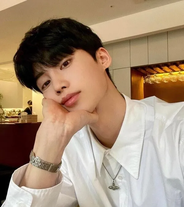 Hình ảnh đẹp trai có một chàng trẻ ngồi trên bàn với cằm