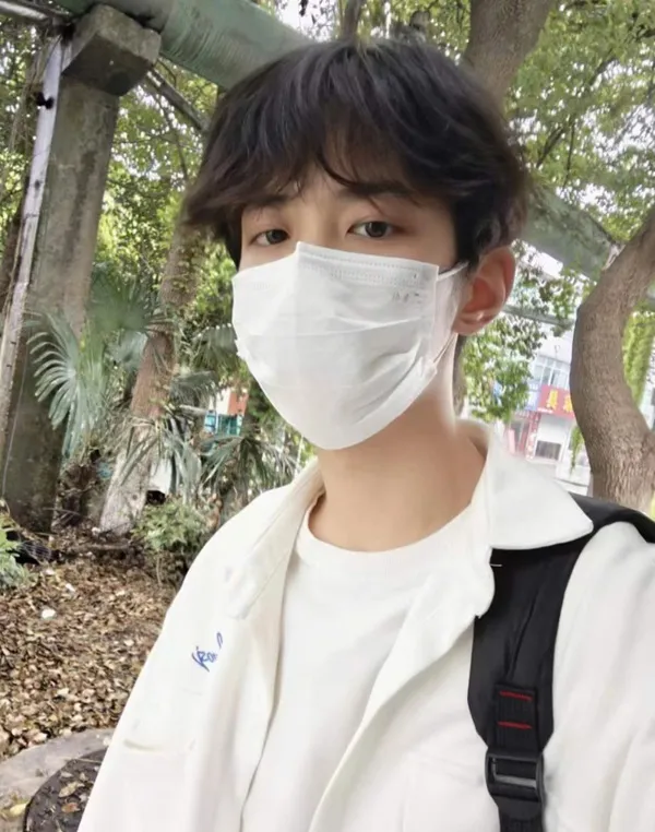 Hình ảnh đẹp trai có một chàng trẻ đeo mặt nạ trong công viên