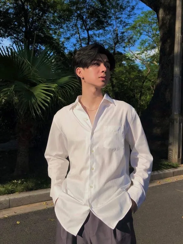 Hình ảnh đẹp trai có một người đàn ông đang đứng trên đường mặc áo sơ mi trắng