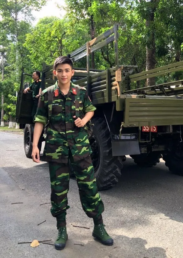 Hình ảnh đẹp trai có một người đàn ông đang đứng trước chiếc xe tải