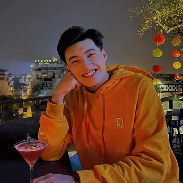 Hình ảnh đẹp trai có một người đàn ông đang ngồi bàn với đồ uống