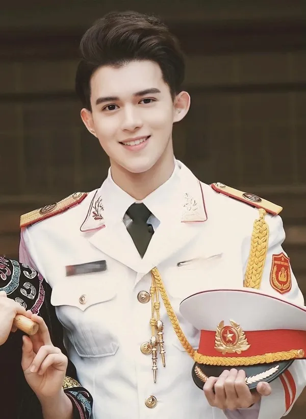 Hình ảnh đẹp trai đây là của một người đàn ông trong bộ đồng phục quân đội cầm mũ