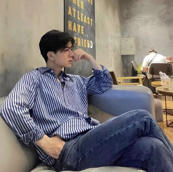Hình ảnh đẹp trai người phụ nữ ngồi trên chiếc ghế dài bằng tay cằm và nhìn ra khỏi máy