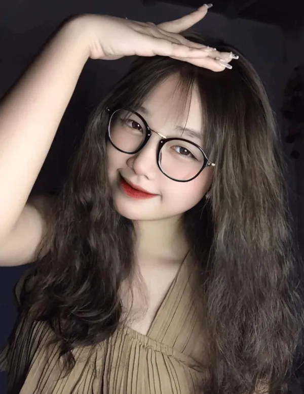 Hình ảnh gái xinh 2k5 đây là của một người phụ nữ có kính tạo dáng cho bức tranh