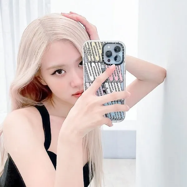 Hình ảnh gái xinh che mặt có một người phụ nữ đang chụp tự sướng bằng điện thoại của mình