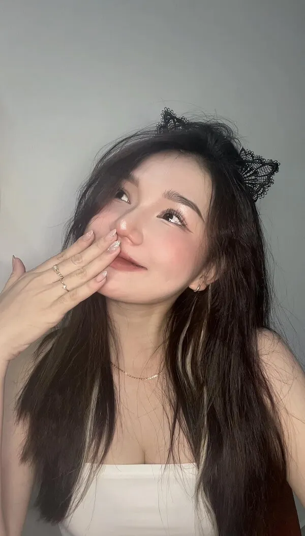 Hình ảnh gái xinh chụp dáng che mặt có một người phụ nữ đang đánh răng bằng bàn chải