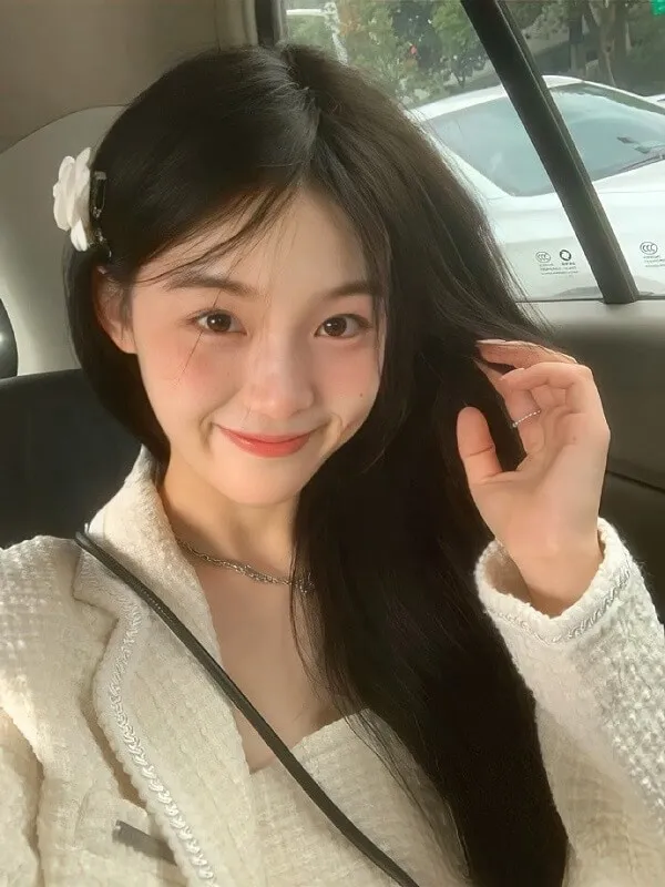 Hình ảnh gái xinh có một người phụ nữ đang ngồi ghế sau của chiếc tô
