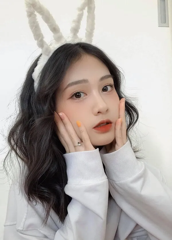 Hình ảnh gái xinh có một người phụ nữ mái tóc đen dài đeo băng đô bunny tai