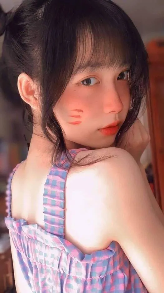 Hình ảnh gái cute 2k9 có một người phụ nữ đang tạo dáng cho bức tranh trong gương