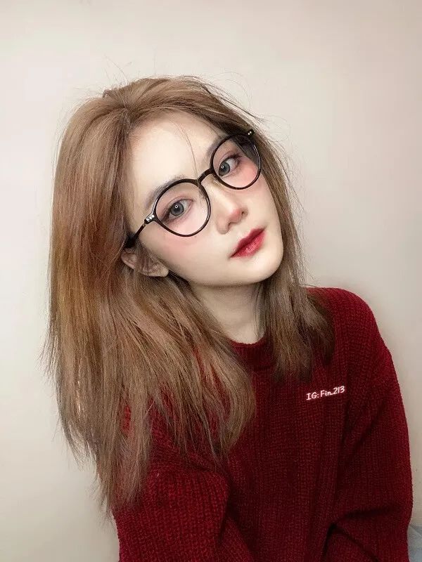 Hình ảnh gái xinh cute đây là một người phụ nữ có kính và áo len màu đỏ tạo dáng cho bức tranh