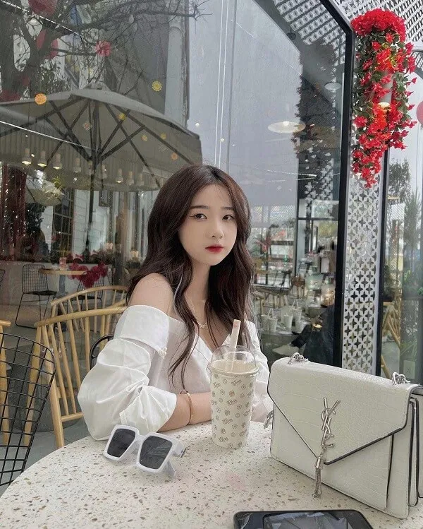 Ảnh mạng gái xinh 2k5 có một người phụ nữ đang ngồi bàn với máy tính xách tay