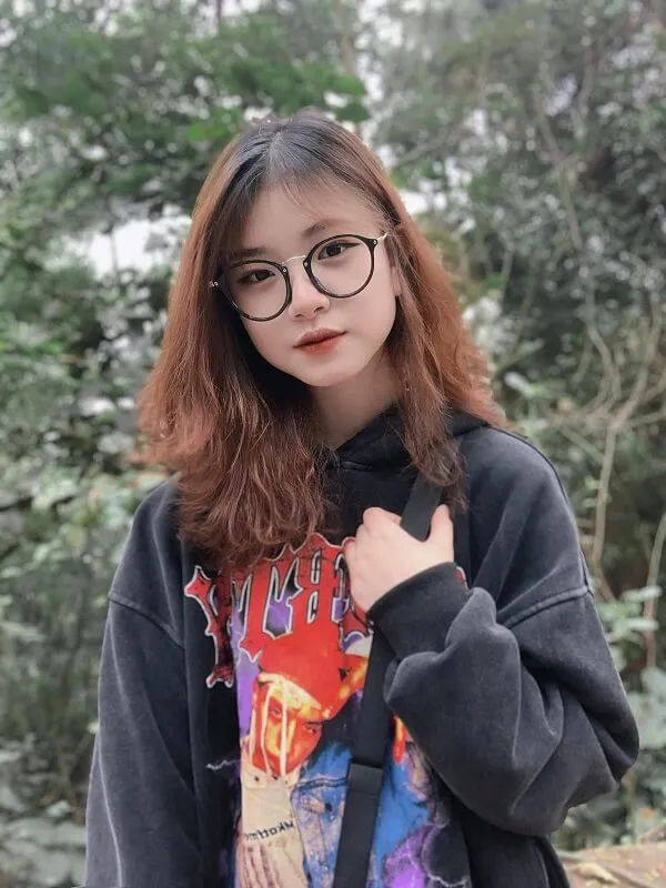Hình ảnh gái xinh 2k5 có một người phụ nữ kính đứng trước số cây