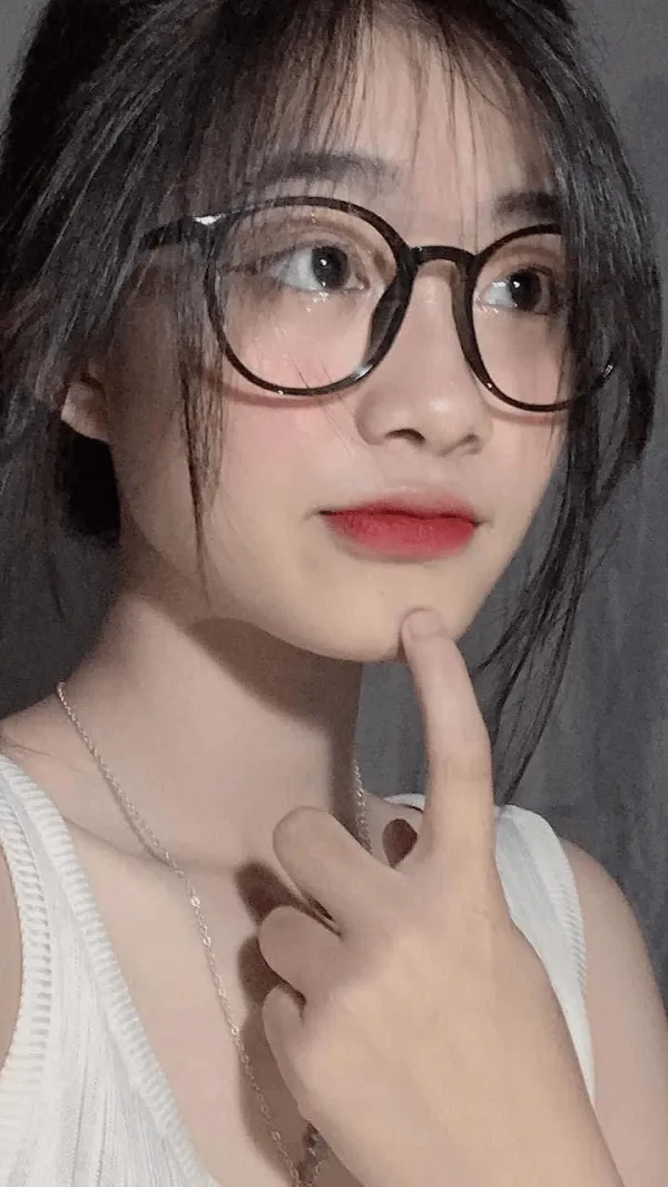 Ảnh gái xinh cute dễ thương có một người phụ nữ kính và vòng cổ tạo dáng cho bức tranh