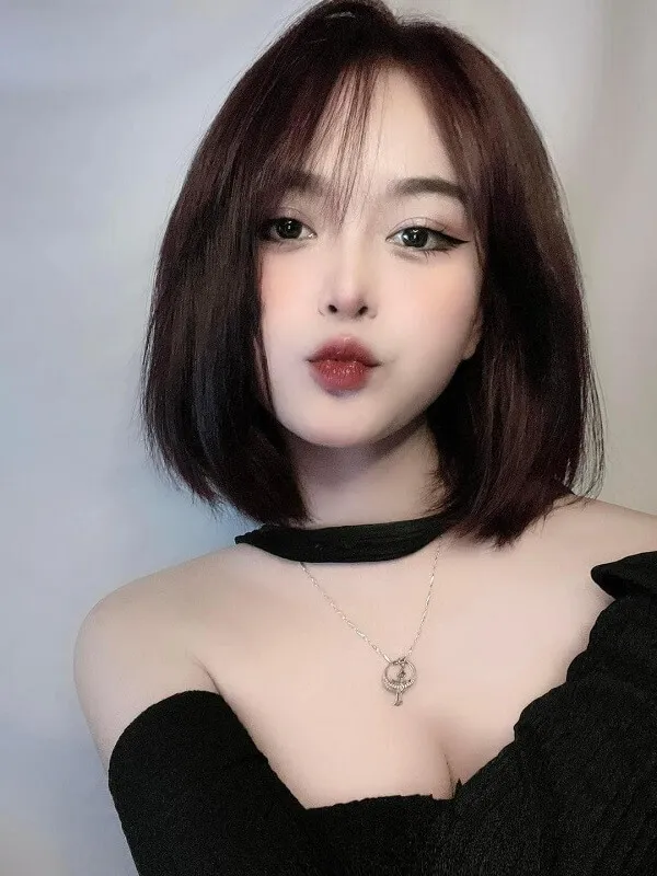 Ảnh gái xinh cute một hình của người phụ nữ có đầu đen tạo dáng cho bức tranh