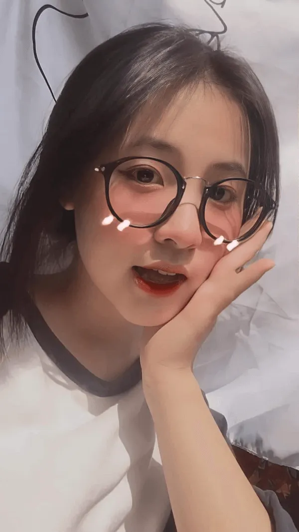 Ảnh gái xinh cute người phụ nữ châu có tai mèo và kính tạo dáng chụp tự sướng