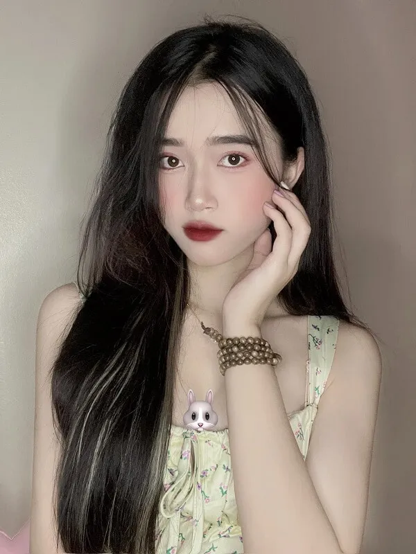 Hình ảnh gái xinh che mặt có một người phụ nữ mái tóc dài nói chuyện trên điện thoại di động