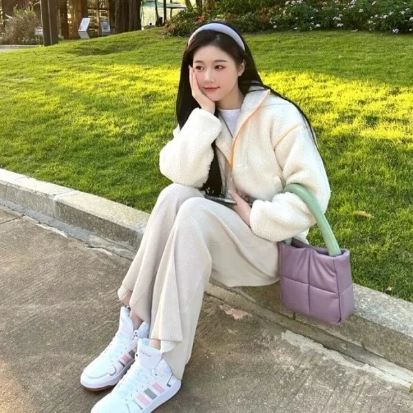 Hình ảnh gái xinh che mặt có một người phụ nữ đang ngồi trên lề đường với chiếc ví