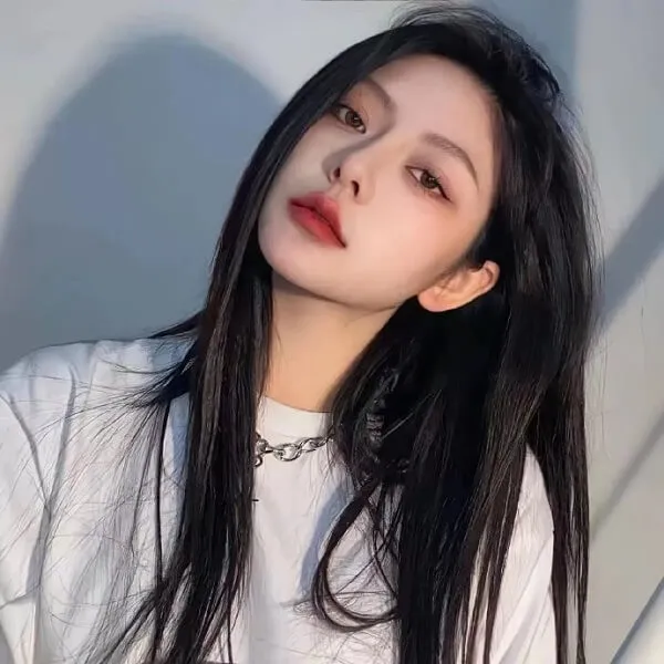 Hình ảnh gái xinh che mặt người phụ nữ trẻ với mái tóc đen dài mặc áo sơ mi trắng và son đỏ
