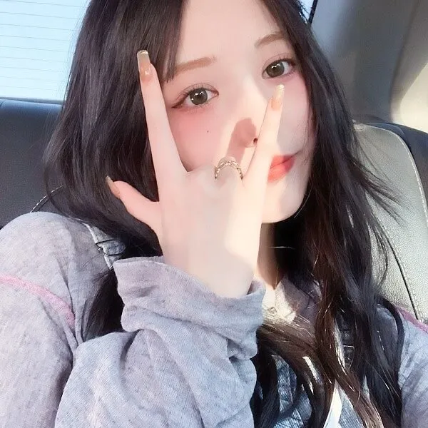 Hình ảnh gái xinh có một người phụ nữ đang ngồi ghế sau của chiếc tô