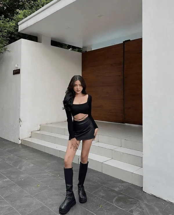 Ảnh gái xinh việt nam có một người phụ nữ đang đứng trước tòa nhà