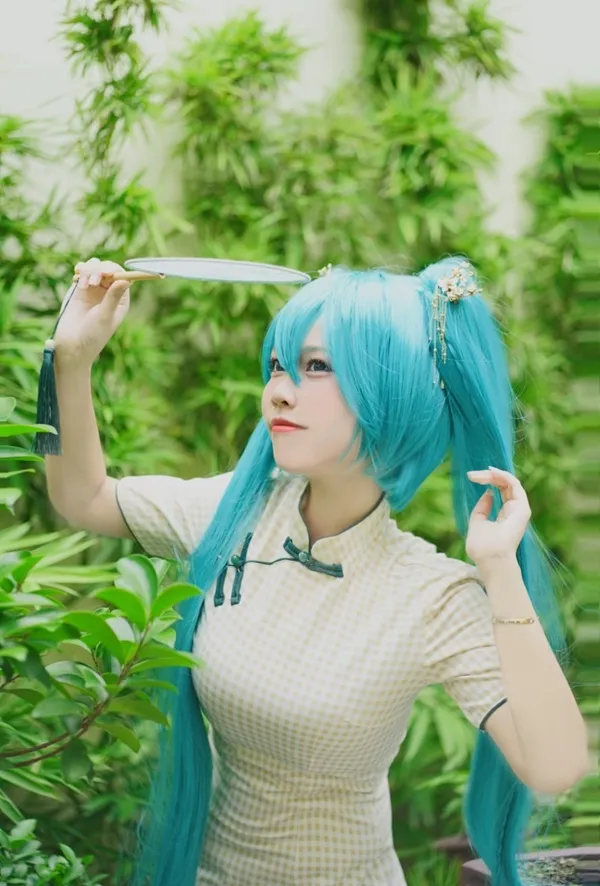 Ảnh hatsune miku hiếm có một người phụ nữ với mái tóc xanh cầm dao trong tay