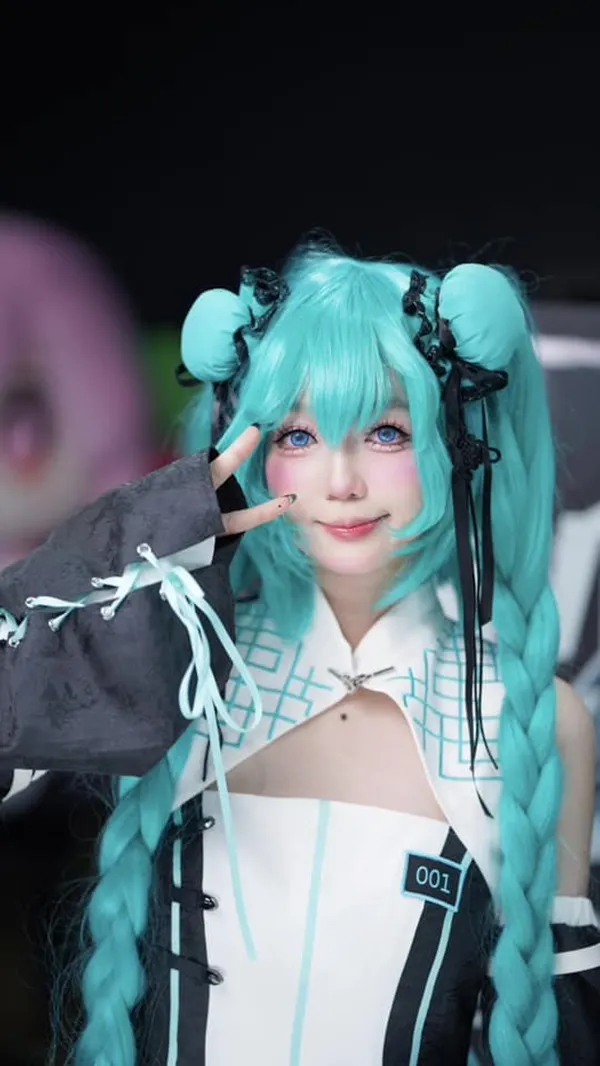 Ảnh sex hatsune miku có một người phụ nữ mái tóc xanh mặc trang phục màu đen và trắng
