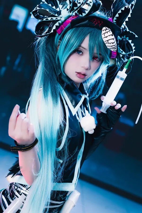 Hình ảnh hatsune miku đẹp nhất có một người phụ nữ mái tóc dài màu xanh mặc trang phục đen và trắng