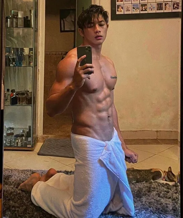 Ảnh hot boy ngầu có một người đàn ông đang chụp bức của mình trong gương