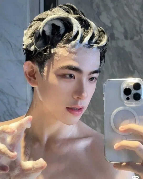 Hình ảnh hot boy đẹp trai cậu bé với mái tóc xoăn chụp tự sướng trong gương phòng tắm
