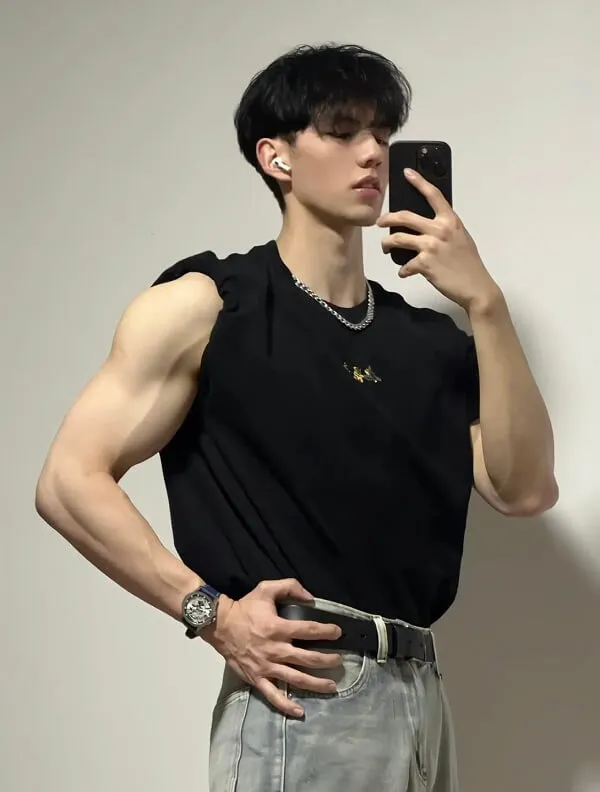 Hình ảnh hot boy đẹp trai có một người đàn ông đang chụp với điện thoại di động của mình