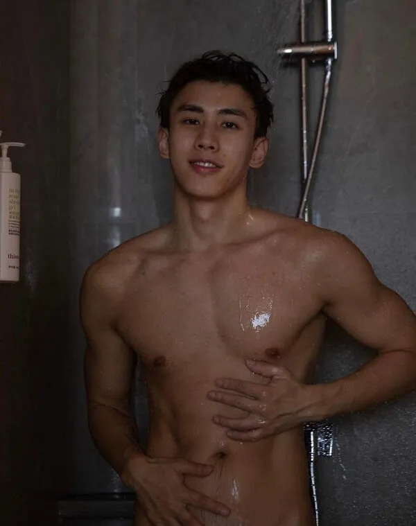 Hình ảnh hot boy đẹp trai có một người đàn ông không áo đang đứng trong phòng tắm bằng tay trên hông