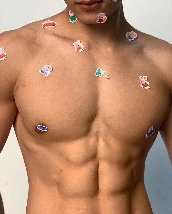 Hình ảnh hot boy đẹp trai có một người đàn ông nhiều nhãn dán trên ngực
