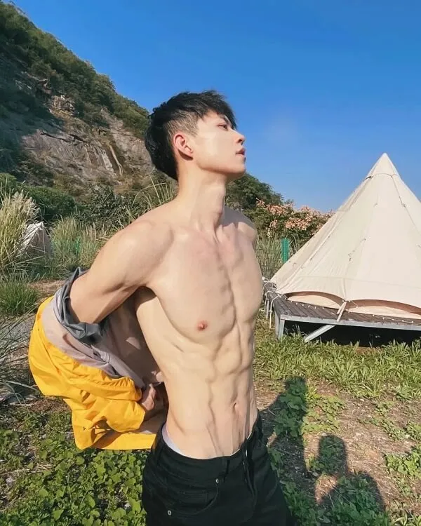 Hình ảnh hot boy đẹp trai có một chàng trẻ không mặc áo đứng trước cái lều