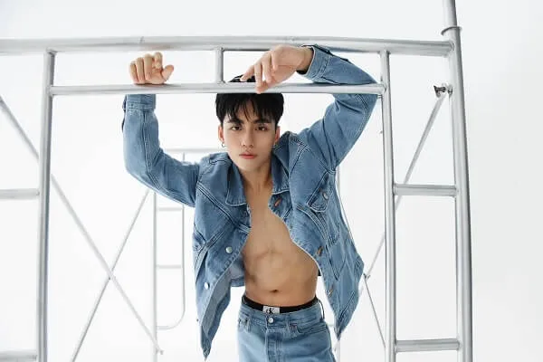 Hình ảnh hot boy đẹp trai có một người đàn ông đang đứng trên khung giàn giáo