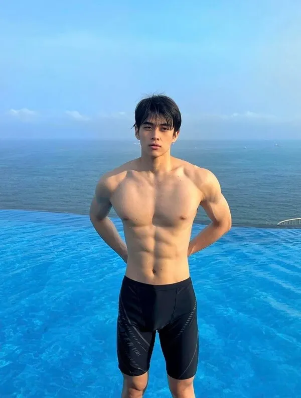 Hình ảnh hot boy đẹp trai có một người đàn ông đang đứng trước bể bơi