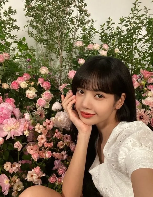 Hình ảnh lisa có một người phụ nữ đang ngồi trước số bông hoa