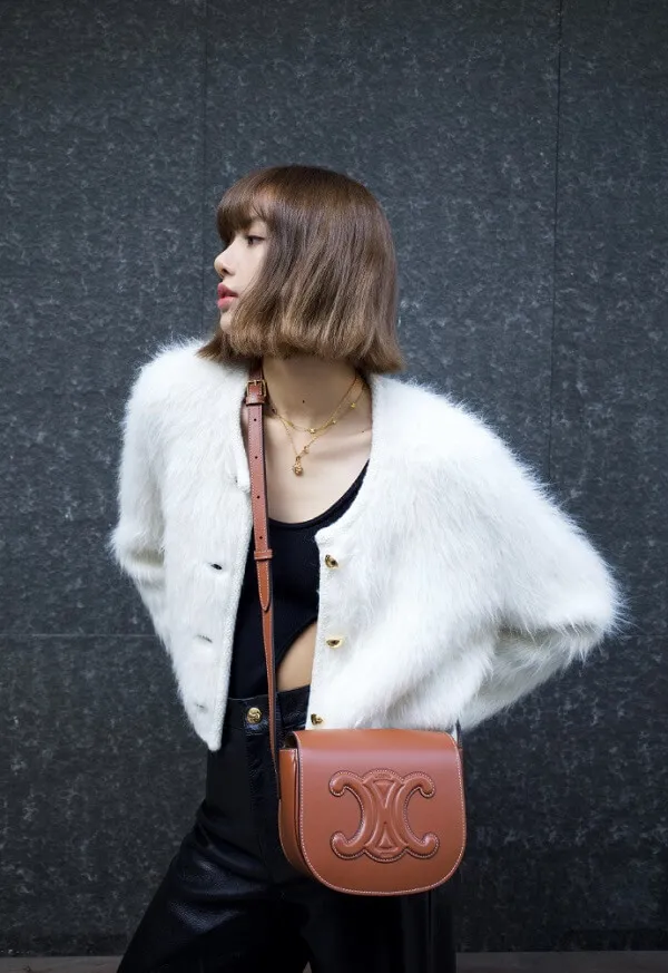 Hình ảnh lisa có một người phụ nữ đứng trước bức tường cầm ví