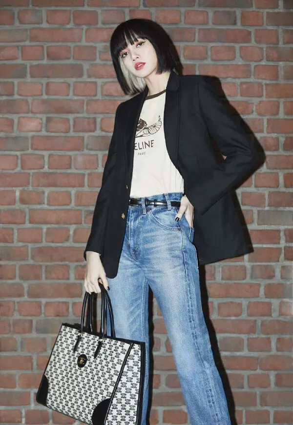 Hình ảnh lisa có một người phụ nữ đứng trước bức tường gạch cầm ví