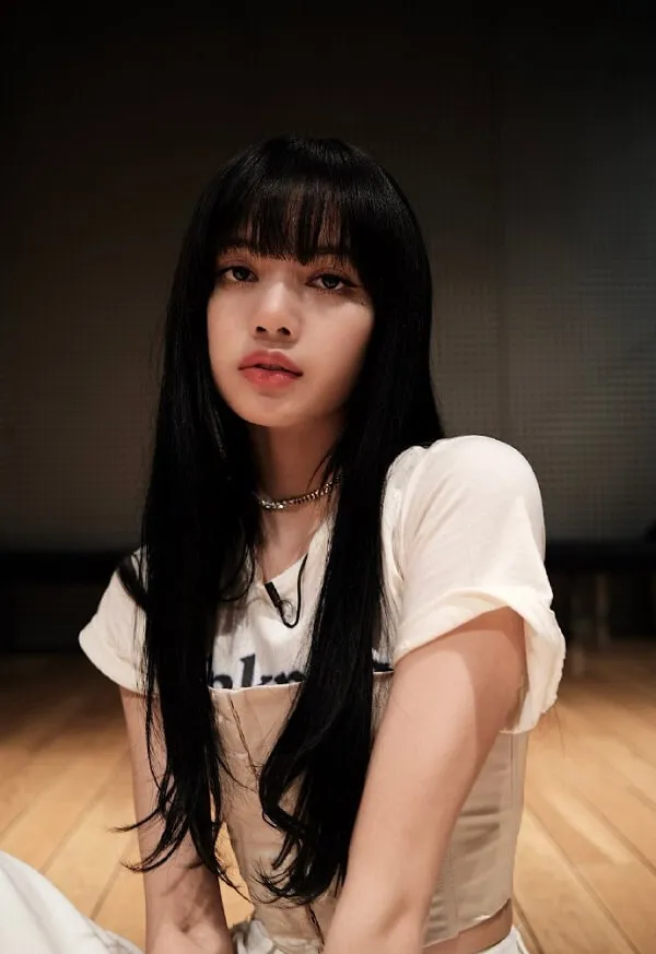 Hình ảnh lisa có một người phụ nữ mái tóc đen dài ngồi trên sàn gỗ