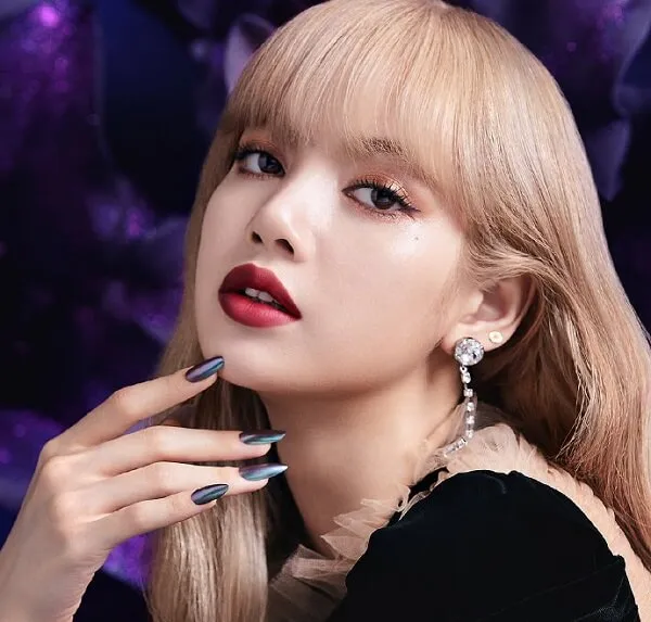 Hình ảnh lisa cận cảnh một người phụ nữ có mái tóc vàng dài và son đỏ