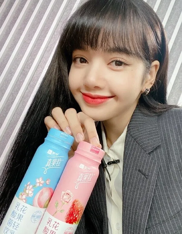 Hình ảnh lisa có một người phụ nữ đang cầm hai chai kem đánh răng