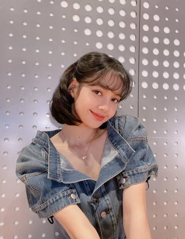 Hình ảnh lisa ngầu có một người phụ nữ mặc chiếc váy denim tạo dáng cho bức tranh