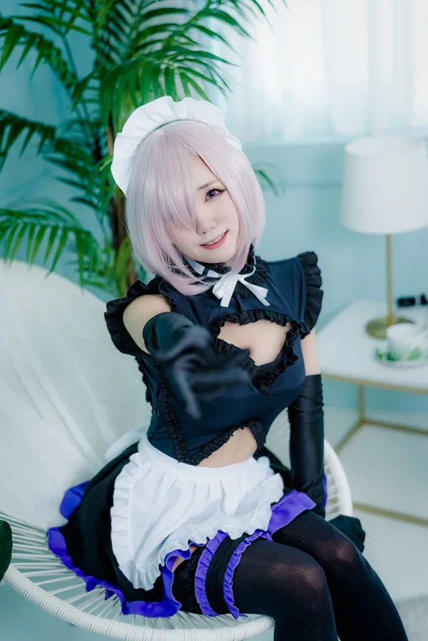 Ảnh mash kyrielight cosplay có một người phụ nữ đang ngồi trên ghế trong phòng