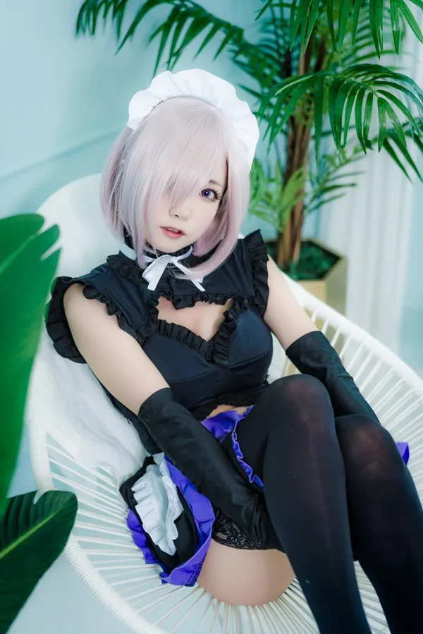 Ảnh mash kyrielight hentai người phụ nữ ngồi trên ghế mặc váy đen trắng và găng tay