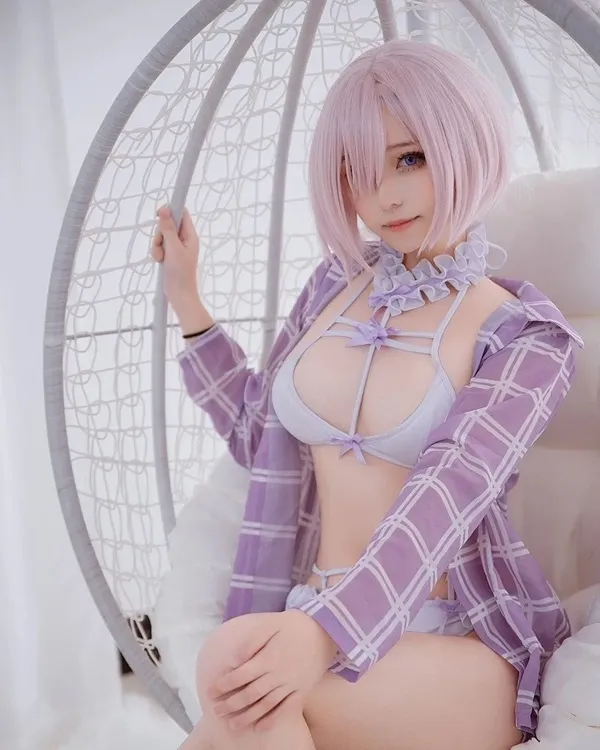 Ảnh mash kyrielight hentai người phụ nữ ngồi trên ghế võng mặc trang phục màu tím