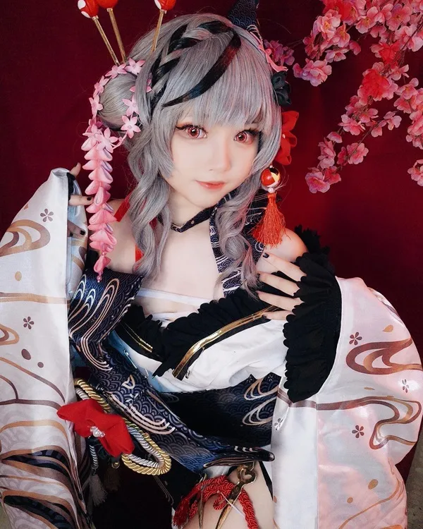 Hình ảnh sakamata chlo của một người phụ nữ trong kimono với hoa trên đầu
