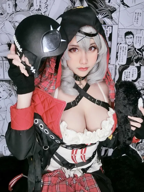 Hình ảnh sakamata chlo có một người phụ nữ mặc trang phục cosplay cầm mũ bảo hiểm xe máy