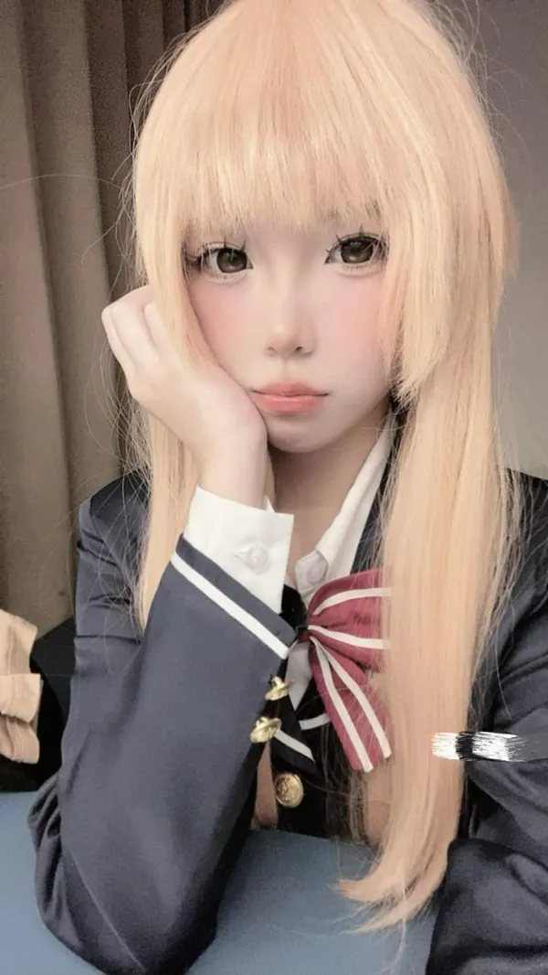 Hình ảnh shiina mahiru có một người phụ nữ mái tóc vàng dài ngồi bàn