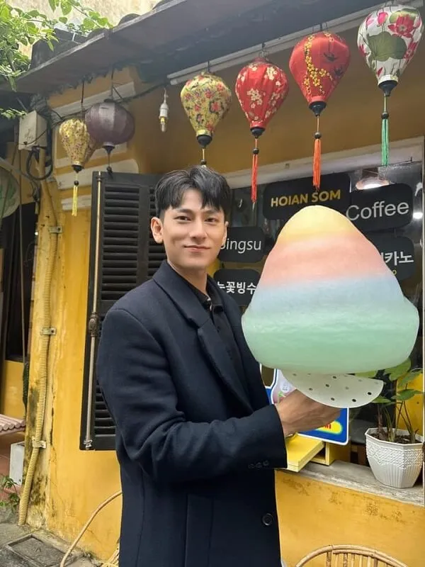Hình ảnh trai đẹp có một người đàn ông cầm kẹo bông trước cửa hàng