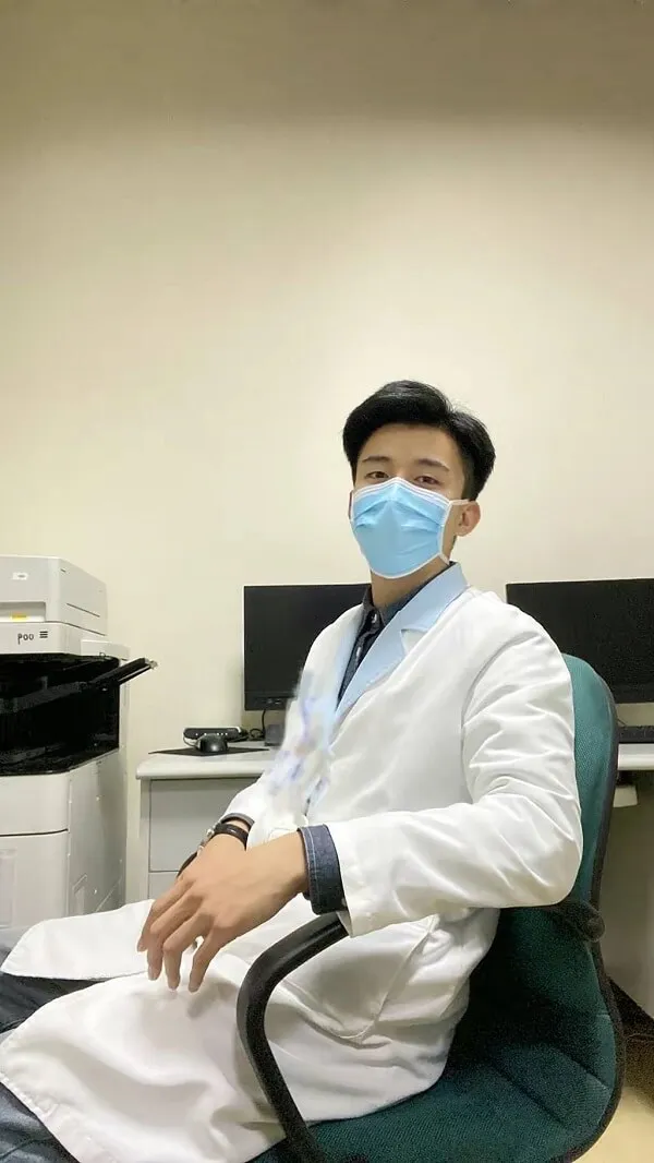 Hình ảnh trai đẹp có một người đàn ông ngồi trên ghế với mặt nạ